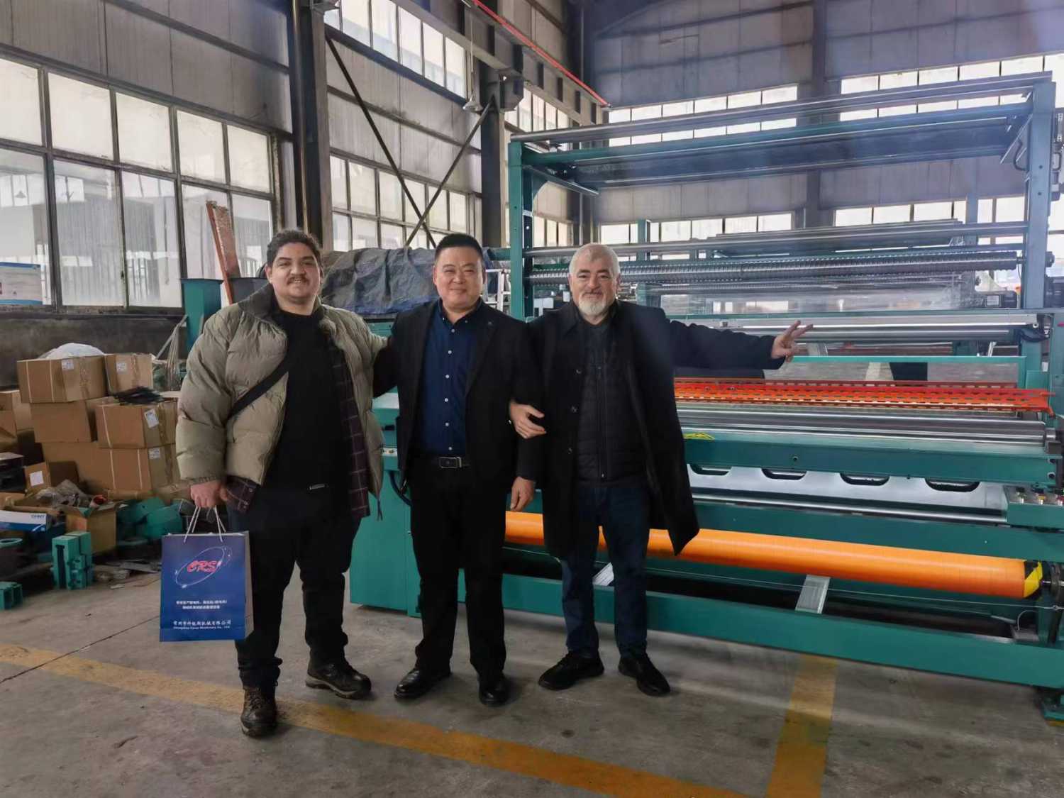 Turkse klanten bezoeken de fabriek om textielmachines te verkennen